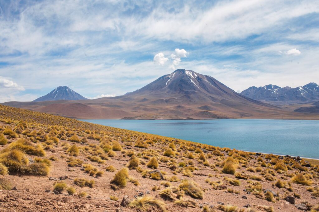 El laberinto intermodal del lago Titicaca: lanchas de totora, catamaranes de gran calado y la frágil conectividad de un altiplano andino