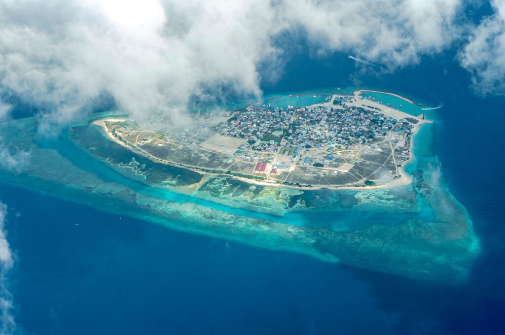 El laberinto intermodal del archipiélago de las islas Lau: Veleros de casco estabilizado, pistas de marea y la frágil conectividad de Fiyi oriental