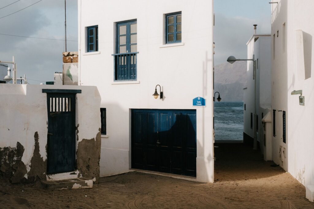El secreto de la lava y la parra: la liturgia del Mercado Central de Lanzarote y los tesoros de Geria