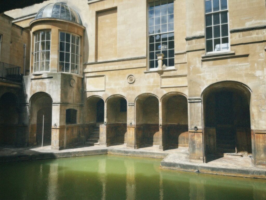 El silencio milenario de los manantiales de Bath: hidroterapia georgiana y arquitectura de piedra en el valle de Somerset