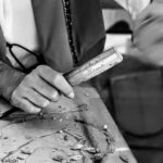 El latido de la talla en madera de olivo: gubia, veta y memoria en los obradores de Baeza