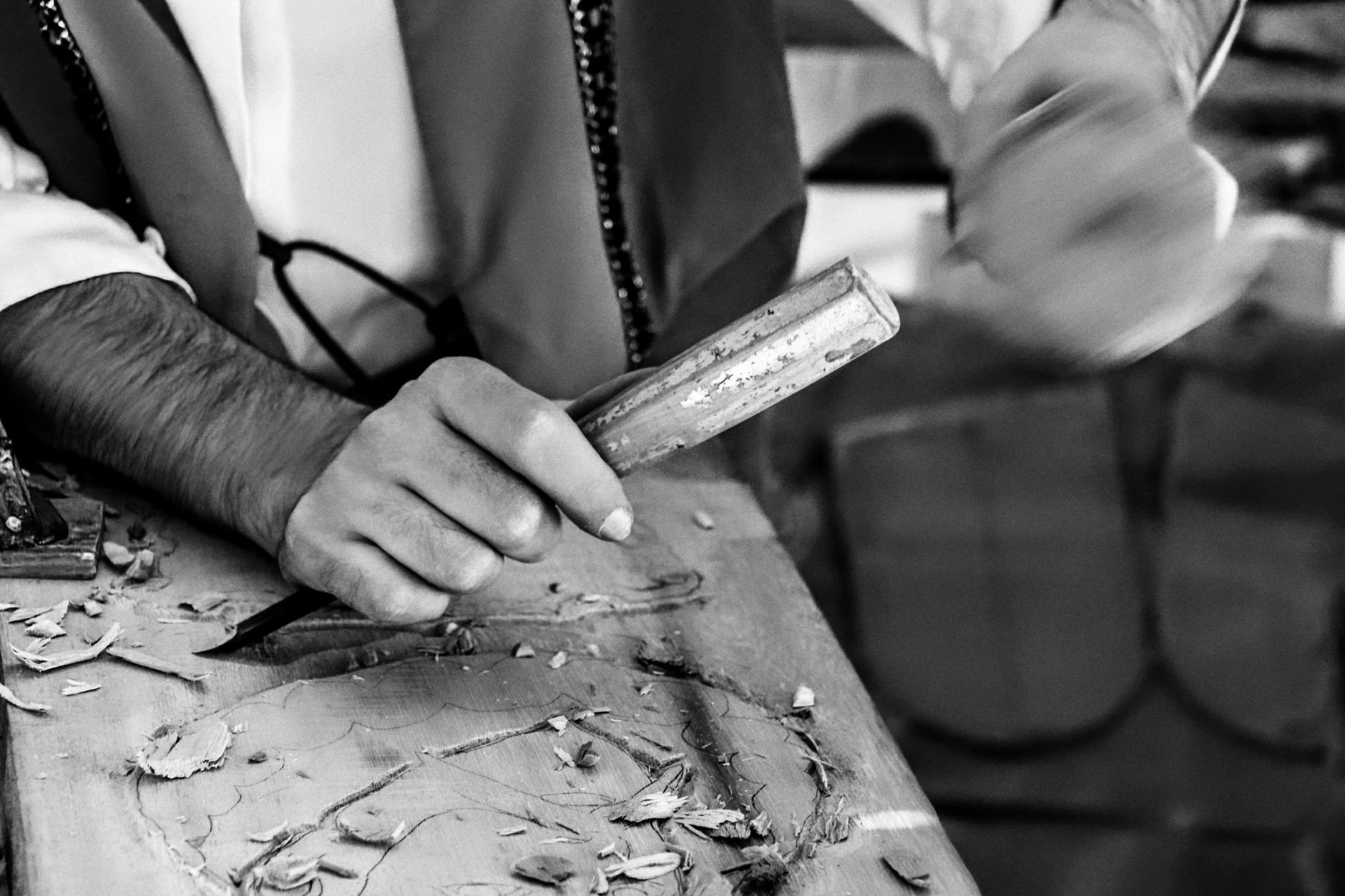 El latido de la talla en madera de olivo: gubia, veta y memoria en los obradores de Baeza