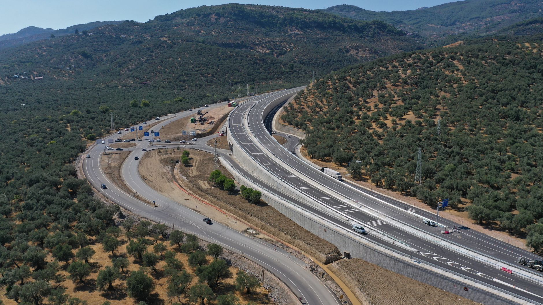 El asfalto que nos separa: La encrucijada de la movilidad en las grandes salidas estivales
