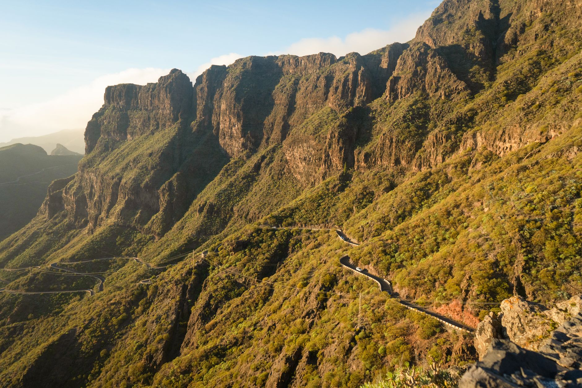 El latido intermodal de la región de Asir: Autobuses de alta montaña, teleféricos suspendidos y la frágil conectividad de las cumbres saudíes