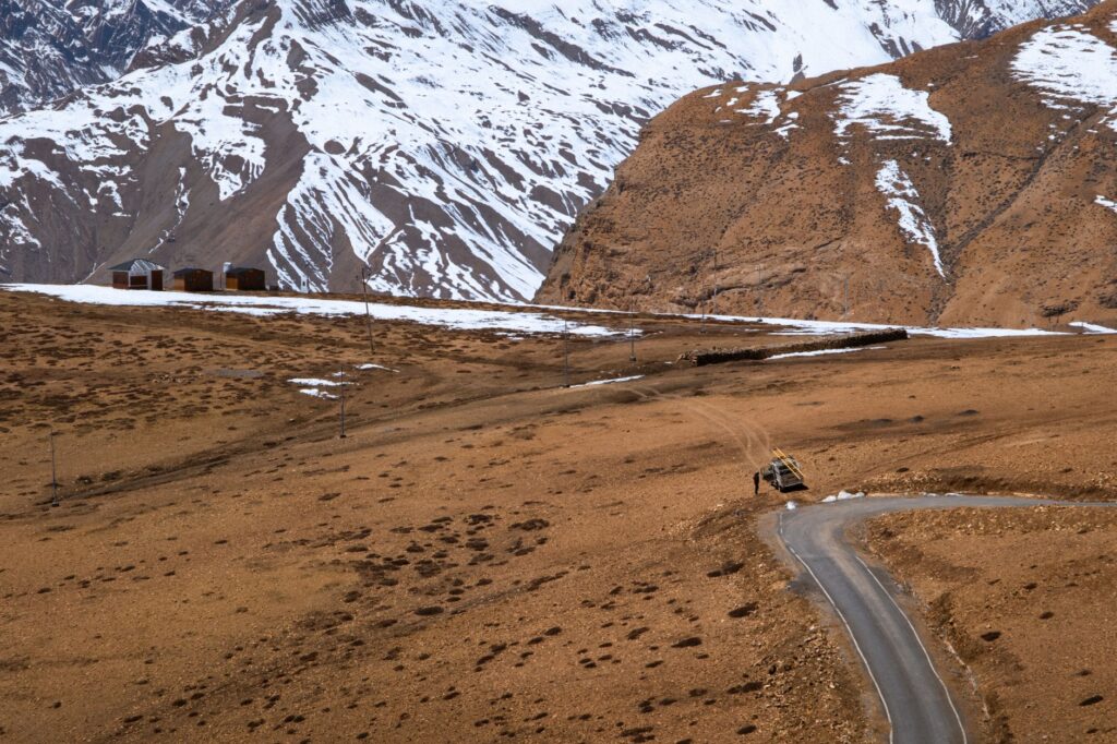 El Ferrocarril del Pamir: Ingeniería de alta montaña, logística soviética y conectividad ferroviaria en el techo de Asia