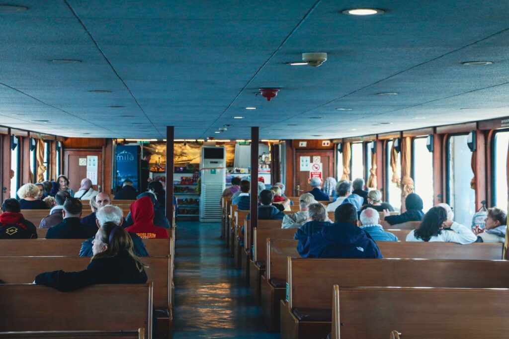 El latido de los transbordadores de madera en el archipiélago de Chiloé: Ingeniería anfibia, mareas extremas y conectividad austral