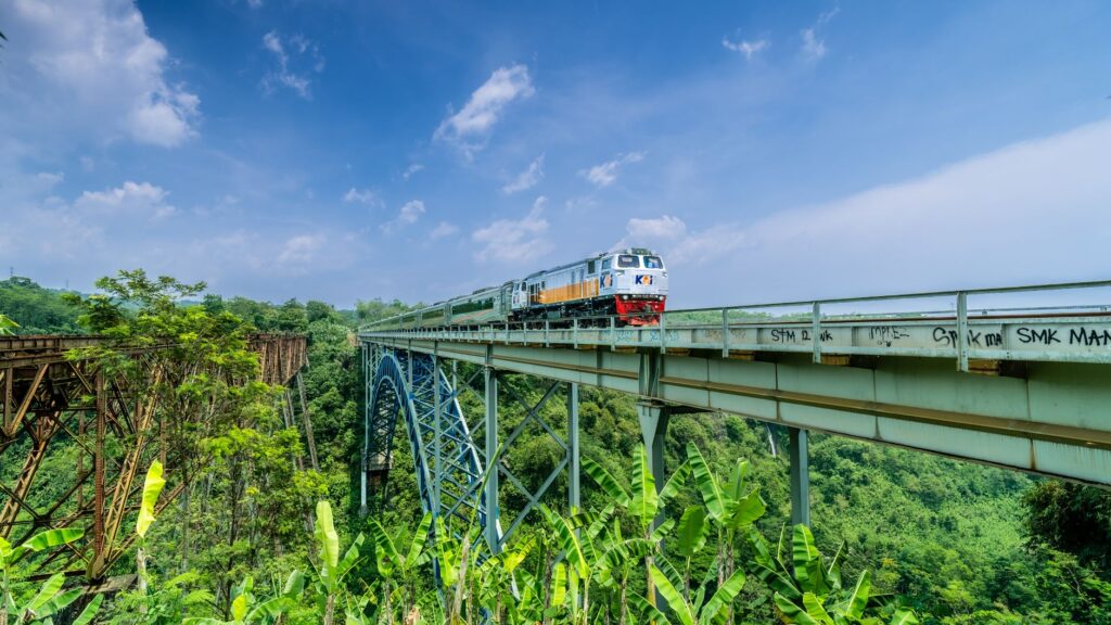 El latido de acero del Gran Uhuru: ingeniería, soberanía y la odisea logística del ferrocarril TAZARA