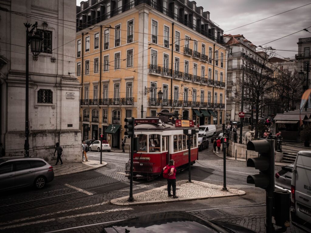 El latido de hierro de los tranvías de Lisboa: Adoquines, contrapesos y la ingeniería anfibia de las Siete Colinas