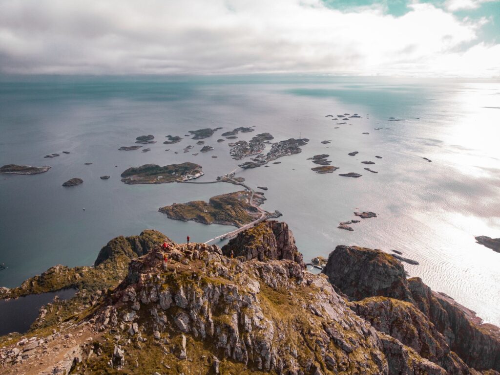El refugio de la bruma interior: la alquimia del bienestar mental y el aislamiento consciente en las islas Lofoten