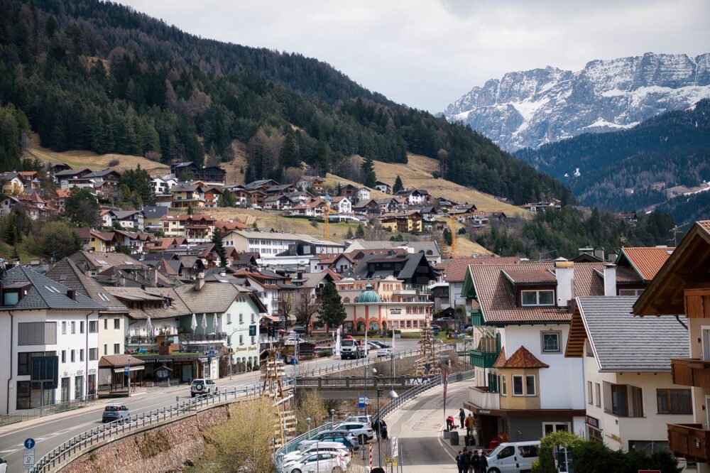El latido de la talla en madera: gubia, veta y memoria en los obradores de Val Gardena