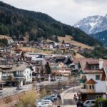 El latido de la talla en madera: gubia, veta y memoria en los obradores de Val Gardena