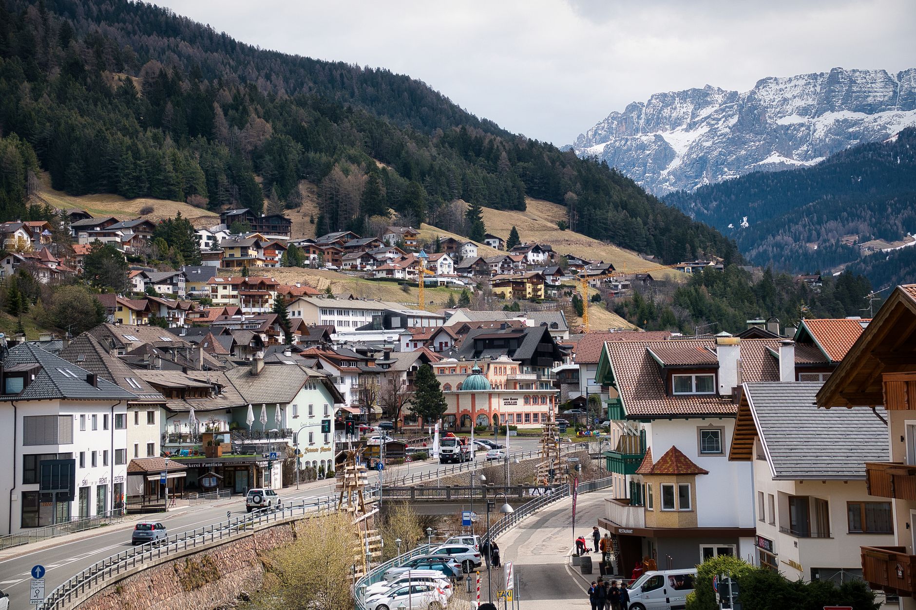 El latido de la talla en madera: gubia, veta y memoria en los obradores de Val Gardena