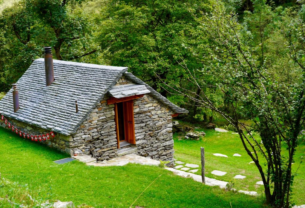 El silencio milenario de los valles de Andorra: termalismo de alta montaña y arquitectura de pizarra en el Pirineo