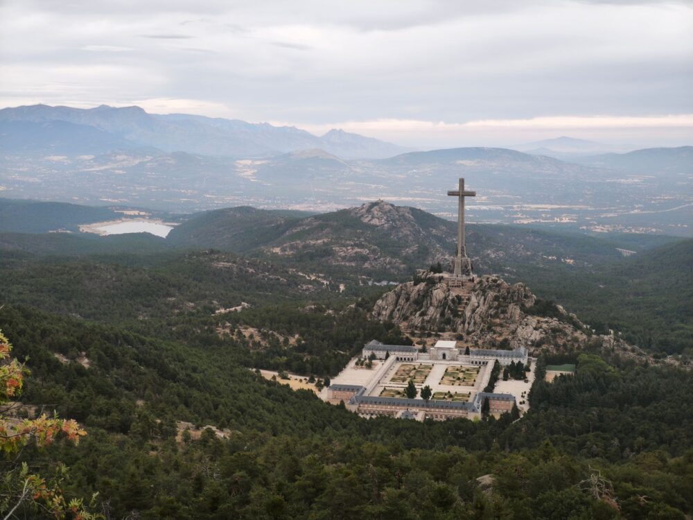 El silencio milenario de los caminos de la sal de Añana: ingeniería de eras y arquitectura geotérmica en los valles vascos