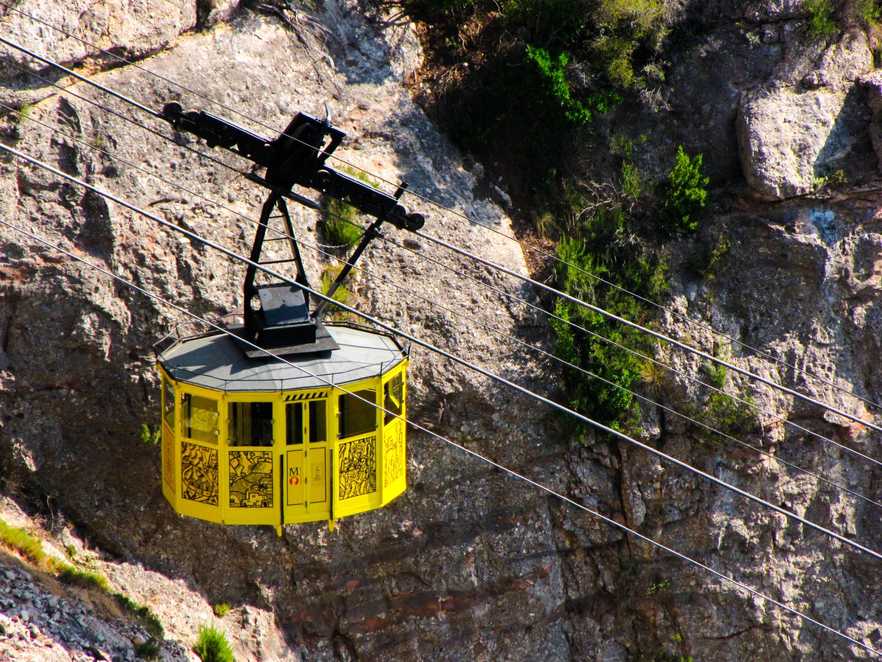 El latido mineral del tren cremallera de Montserrat: ingeniería vertical y espiritualidad en la montaña sagrada