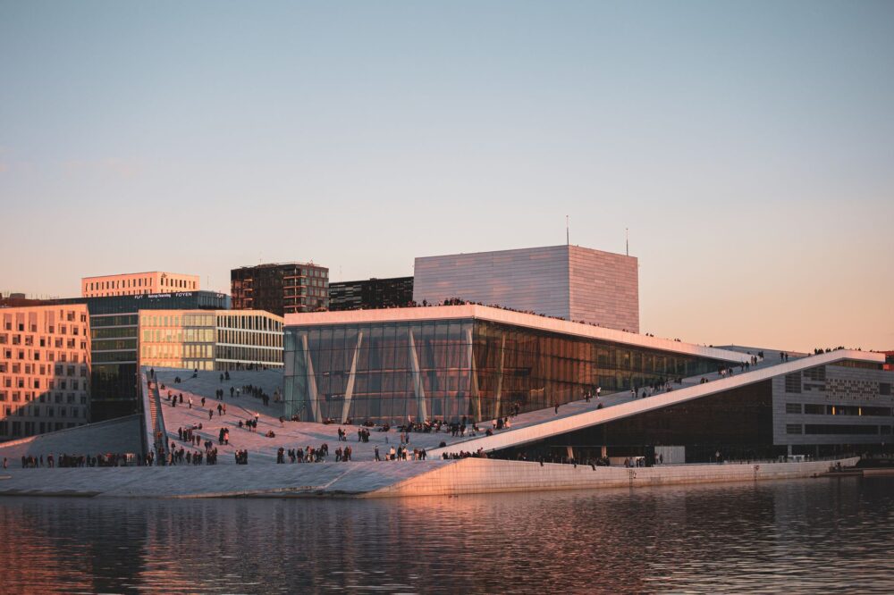 El silencio del agua viva: la alquimia del termalismo escandinavo en los baños flotantes de Oslo