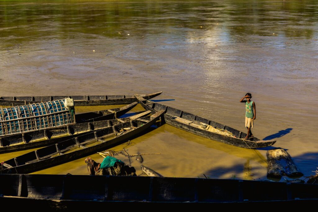 El laberinto intermodal del delta del Okavango: Mokoros tradicionales, avionetas de bush y la frágil conectividad de las islas anegadas