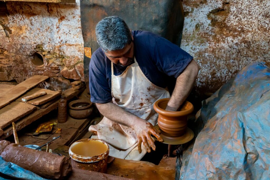 El Renacimiento de la Cerámica de Talavera: Esmalte, Cobalto y Memoria en los Alfares de Castilla