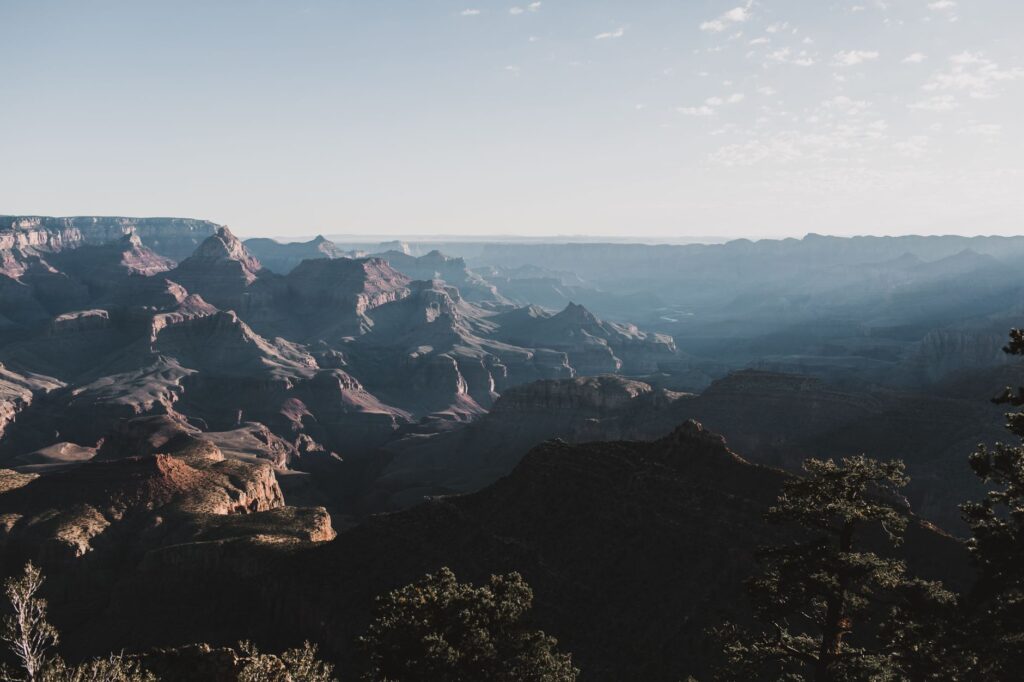La Travesía del Gran Cañón del Colorado: Guía de Expedición y Descenso a Pie por el Abismo del Tiempo