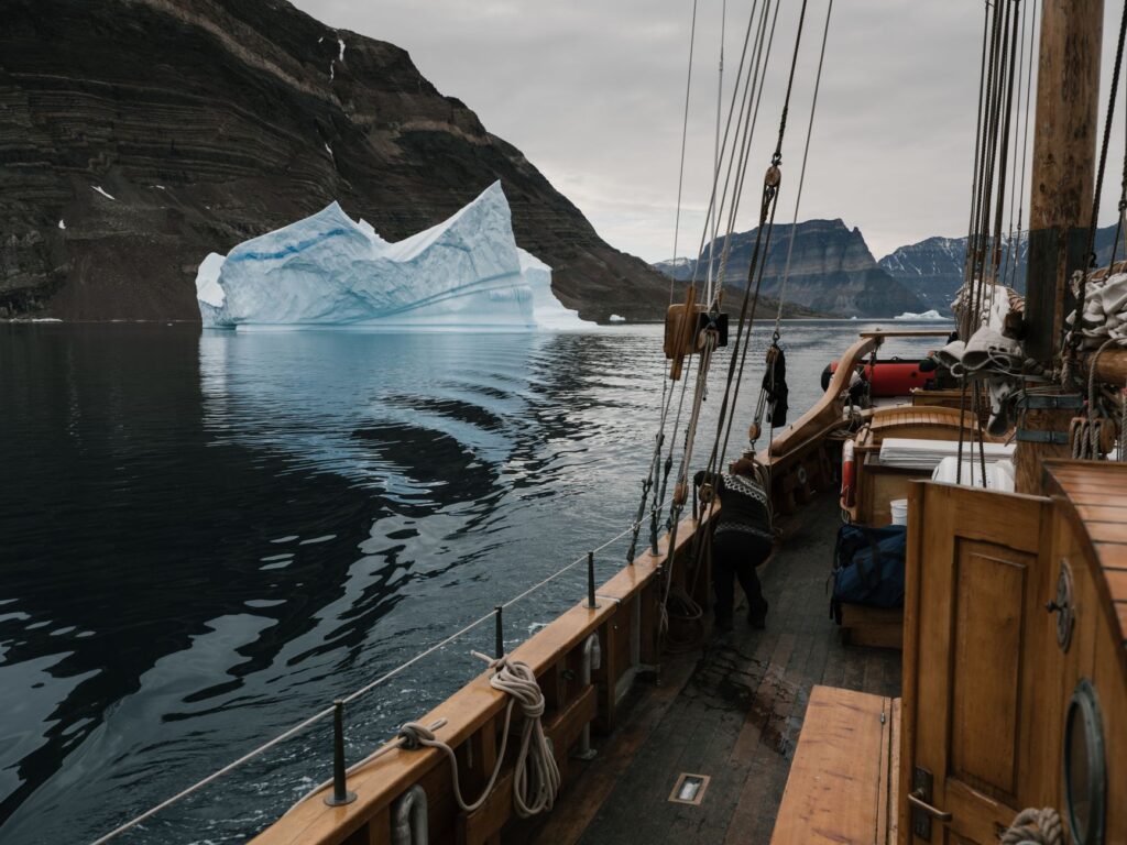 El latido de los barcos postales de Noruega: La ruta clásica del Hurtigruten y la ingeniería de la supervivencia costera
