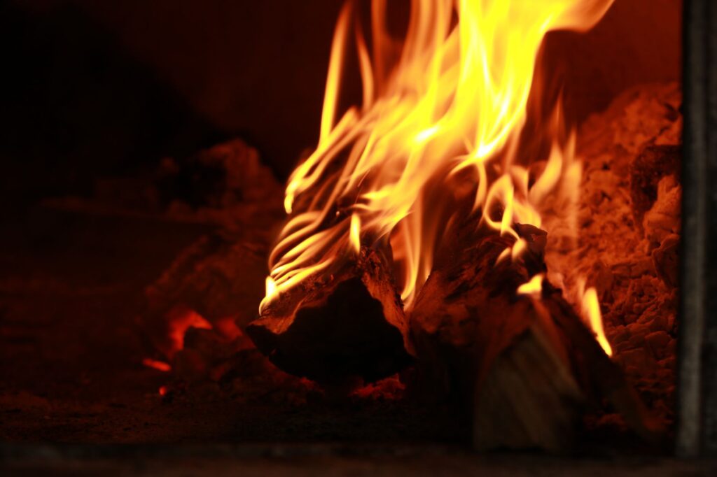 El Renacimiento de la Cerámica Negra de Bisalde: Fuego, Humo y Memoria en el País Vasco