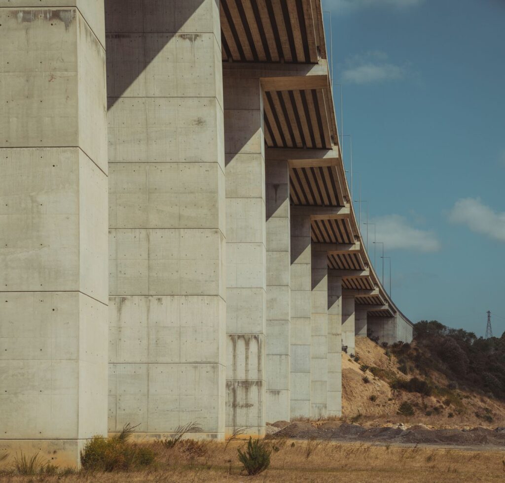 El laberinto de la trocha imperial: ingeniería ferroviaria y conectividad vital en el corredor de Zungaria