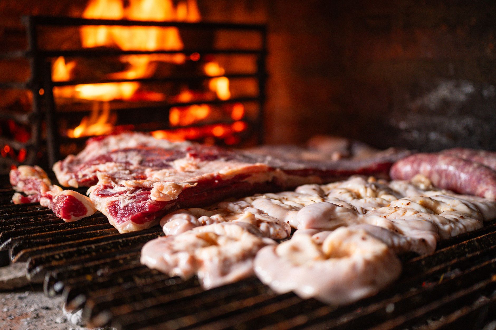 El secreto del fuego sordo: la cultura milenaria de las asadoras vascas y los asadores tradicionales de Guipúzcoa