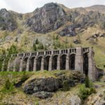 El silencio milenario de los caminos del hierro de la Alta Cerdaña: ingeniería de cremallera y arquitectura pirenaica en el tren amarillo