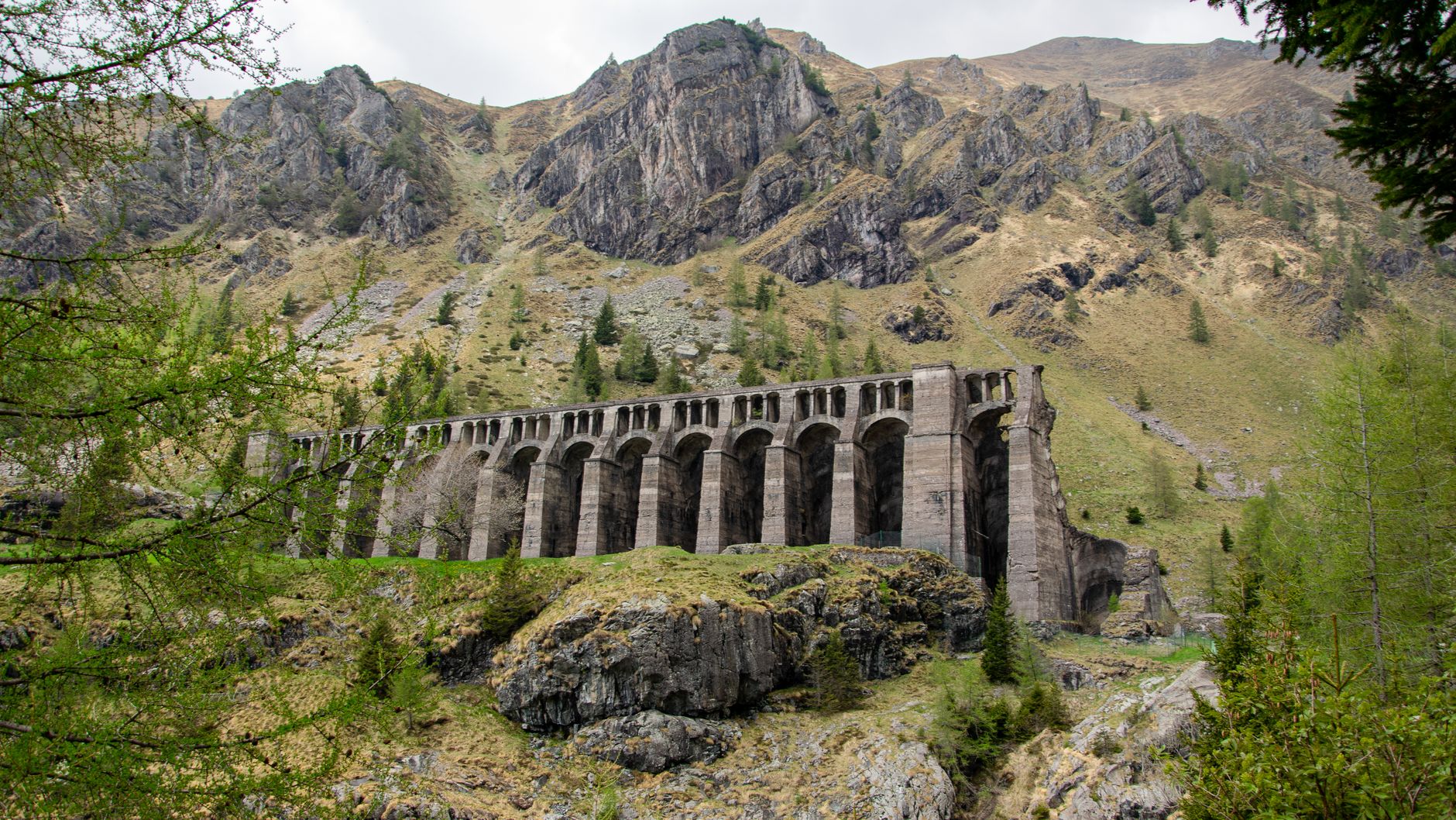 El silencio milenario de los caminos del hierro de la Alta Cerdaña: ingeniería de cremallera y arquitectura pirenaica en el tren amarillo