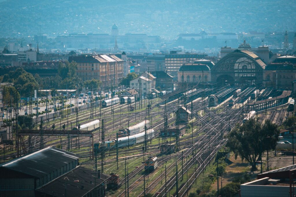 El Ferrocarril del Danubio y las Puertas de Hierro: Ingeniería de desfiladeros, logística danubiana y conectividad ferroviaria histórica entre Belgrado y Orșova