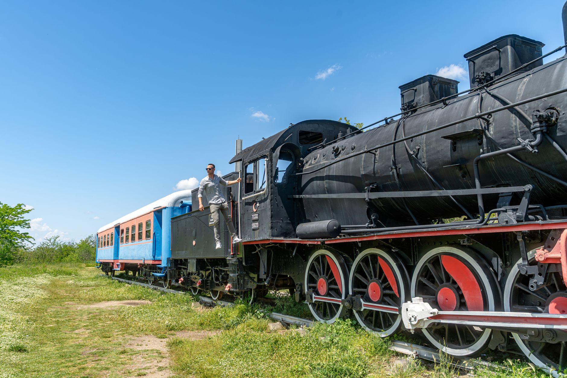 El latido de los trenes de vapor en la sabana: Ingeniería centenaria y conectividad en el Ferrocarril del Norte de Kenia