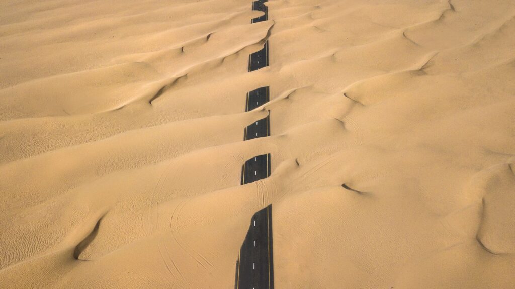 El laberinto intermodal del desierto de Hasa: Camiones cisterna, pistas de sal y la frágil conectividad de los oasis orientales