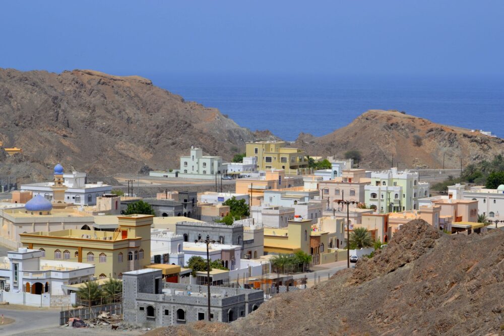 Omán ante el espejo del Golfo: la estrategia de baja densidad y el turismo de autenticidad en Mascate