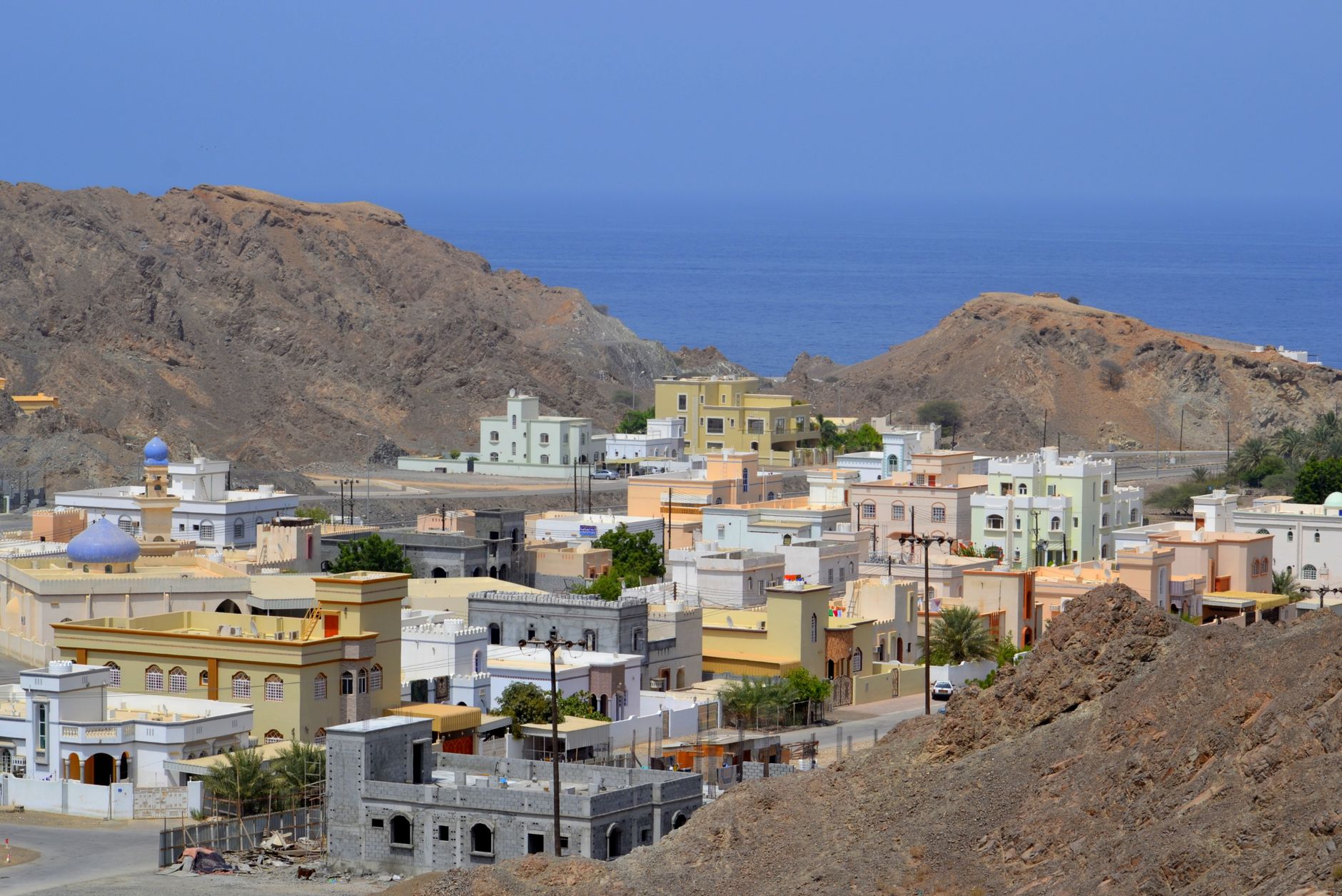 Omán ante el espejo del Golfo: la estrategia de baja densidad y el turismo de autenticidad en Mascate