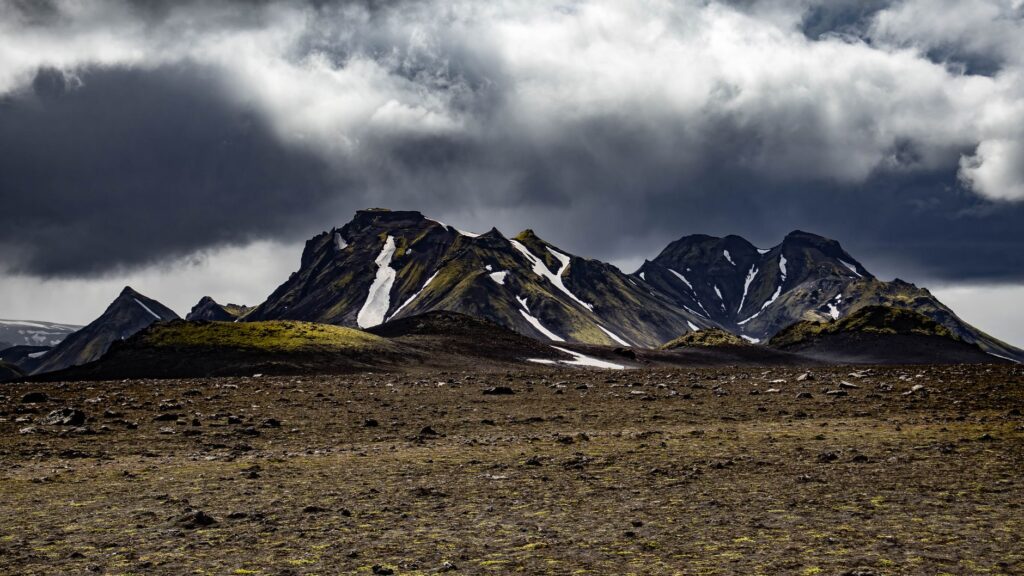 La Travesía del Sendero Laugavegur: Guía de Expedición y Senderismo Volcánico por las Tierras Altas de Islandia
