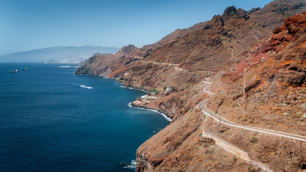 El latido meridional del archipiélago de las Eolias: Vapores de caleta, muelles volcánicos y la conectividad insular de Lipari