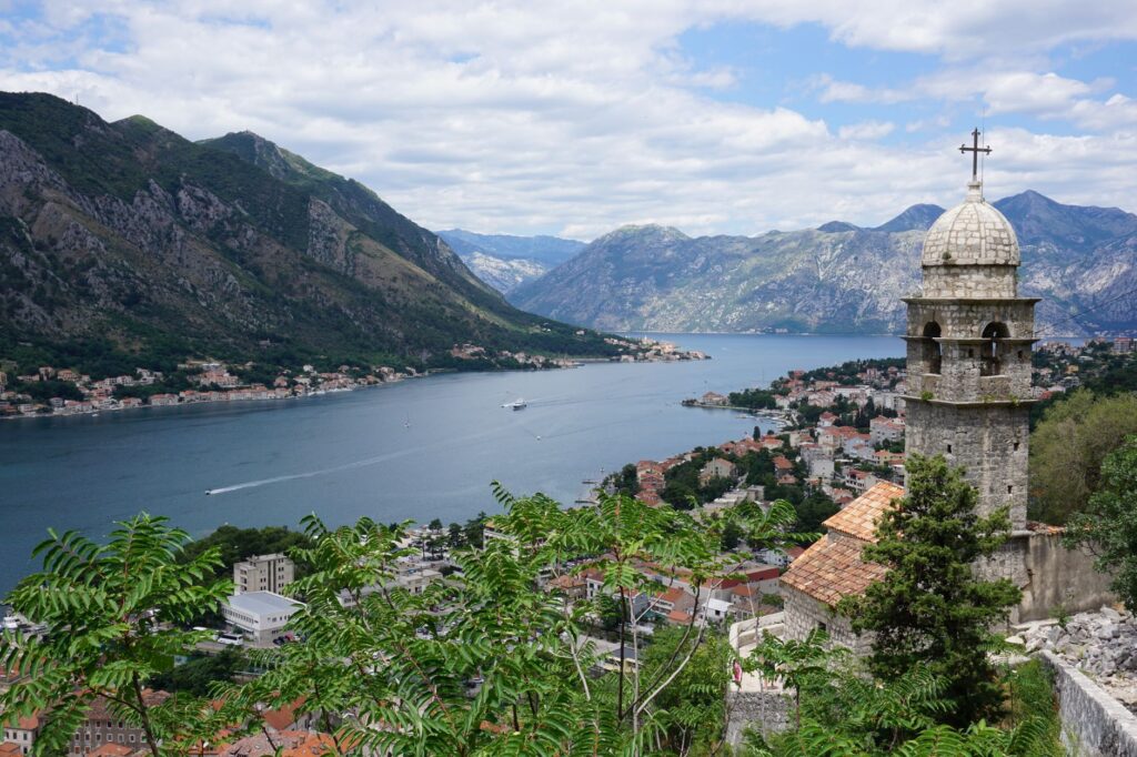 El latido meridional del archipiélago de las Bocas del Kotor: Vapores de ensenada, muelles de piedra y la conectividad anfibia del fiordo montenegrino
