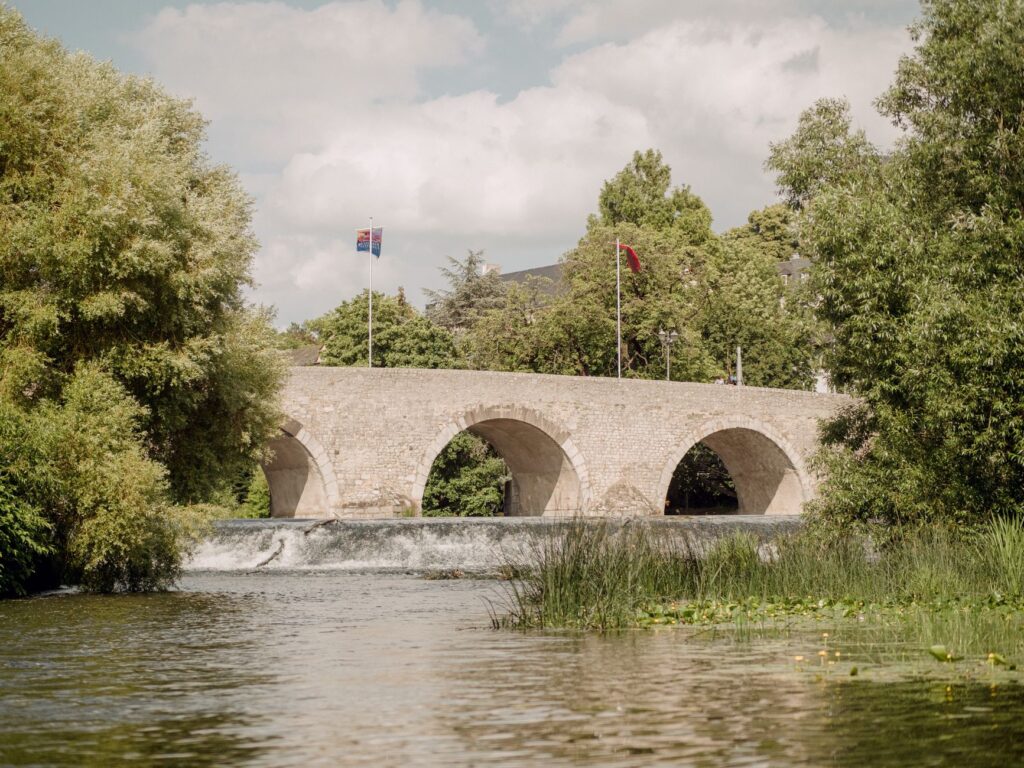 El latido meridional de la Bretaña: Canales de esclusas, gabarras de piedra y la conectividad fluvial del canal de Nantes a Brest