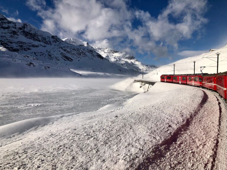 El Ferrocarril del Bernina: Ingeniería de glaciares, logística alpina y la conectividad ferroviaria histórica entre St. Moritz y Tirano