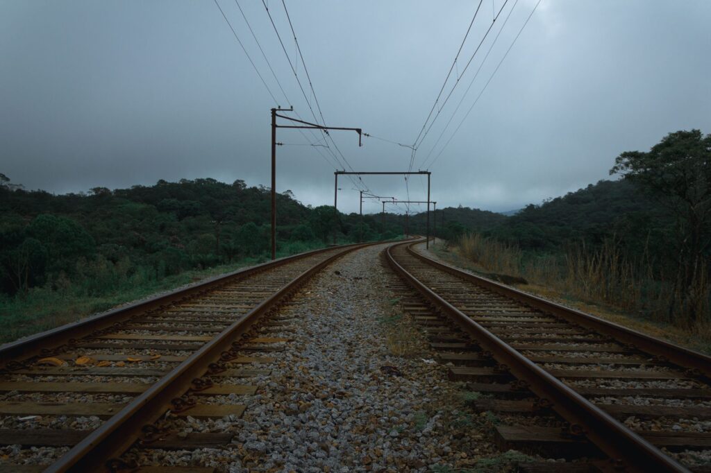 El laberinto ferroviario de las tierras altas de Tasmania: locomotoras patrimoniales, desfiladeros de selva y la frágil conectividad de la línea de West Coast Wilderness