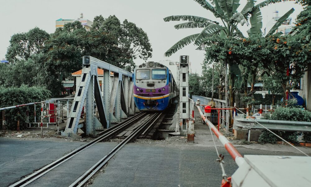 El Ferrocarril Transindochino: Ingeniería de selva, logística monzónica y la conectividad ferroviaria histórica entre Hanói y Ciudad Ho Chi Minh