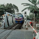 El Ferrocarril Transindochino: Ingeniería de selva, logística monzónica y la conectividad ferroviaria histórica entre Hanói y Ciudad Ho Chi Minh