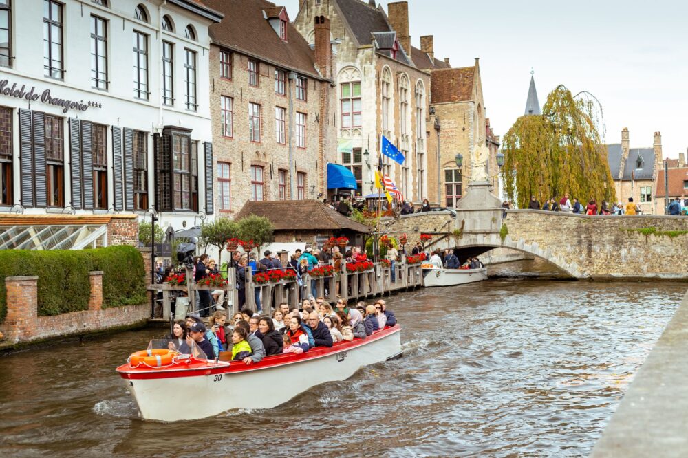El Renacimiento de los Canales de Flandes: Navegación Fluvial, Patrimonio Gótico y Diseño Sostenible en Bélgica