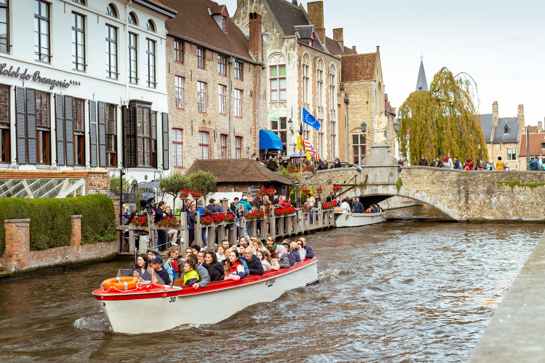 El Renacimiento de los Canales de Flandes: Navegación Fluvial, Patrimonio Gótico y Diseño Sostenible en Bélgica
