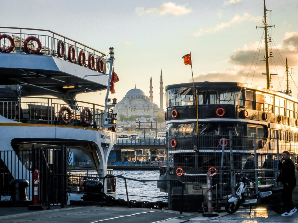El pulso submarino del Bósforo: Ingeniería intercontinental y el sistema de transbordadores de Estambul