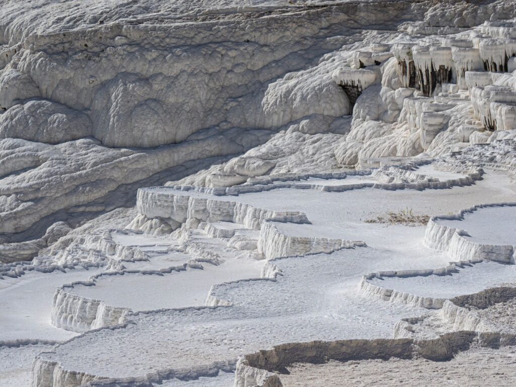 El silencio milenario de los manantiales de Saturnia: hidroterapia sulfurosa y arquitectura de piedra en la Maremma toscana