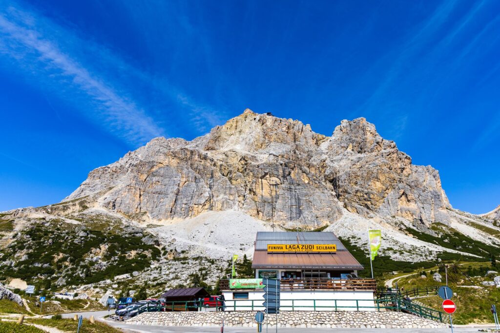 El Dominio de los Arrecifes Petrificados: Geología, Alta Ruta y Legado Cultural en los Dolomitas