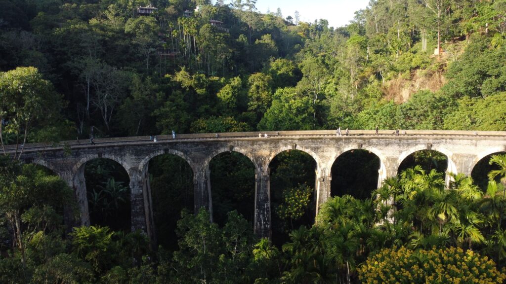 El Expreso de Ella: Ingeniería británica, logística cingalesa y la conectividad ferroviaria en las tierras altas de Sri Lanka