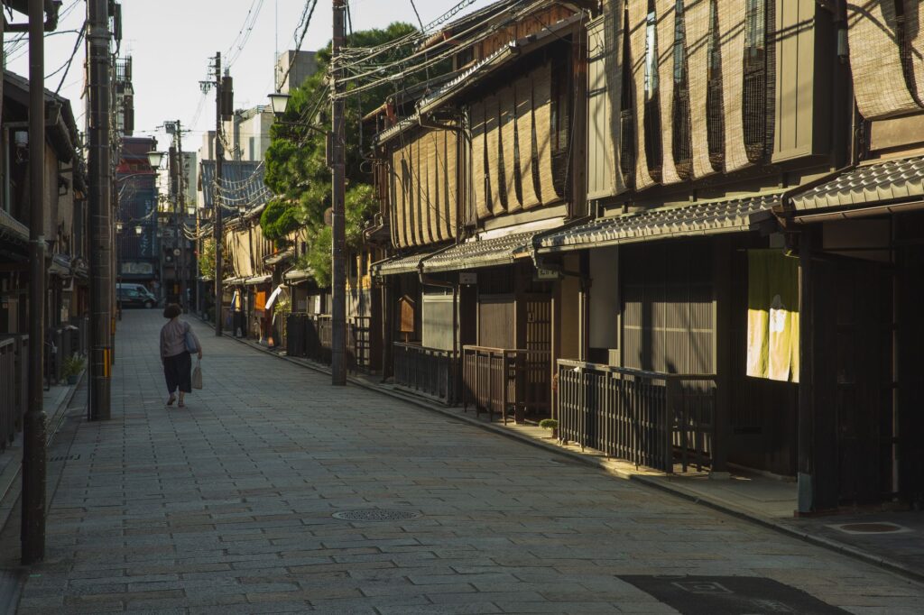 El latido de la xilografía japonesa: gubia, betún y memoria en los obradores de Kioto