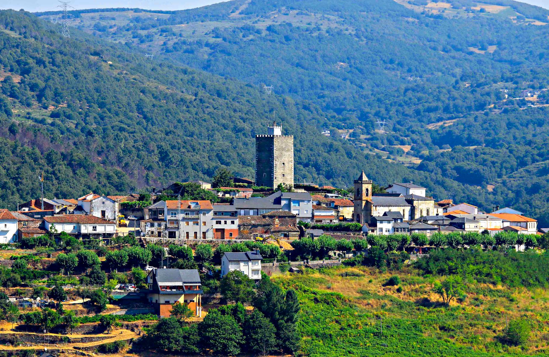 El Renacimiento de la Cerámica de Sargadelos: Caolín, Azul Cobalto y Memoria en los Castros de Galicia